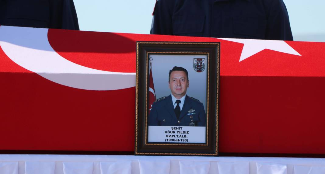 Uçak kazasında şehit olan 2 albay için komutanlıkta tören - Resim: 6